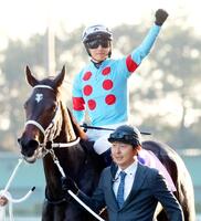 　声援に応える坂井