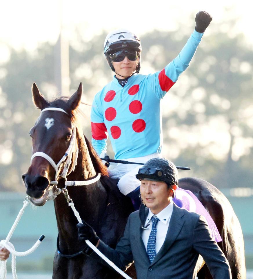 　声援に応える坂井