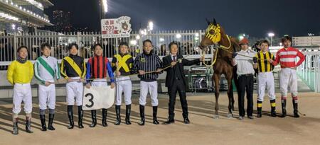 　通算１２００勝を達成し、祝福される矢野義師（左から７人目）
