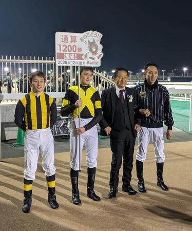 　通算１２００勝を達成し、祝福される矢野義師（右から２人目）