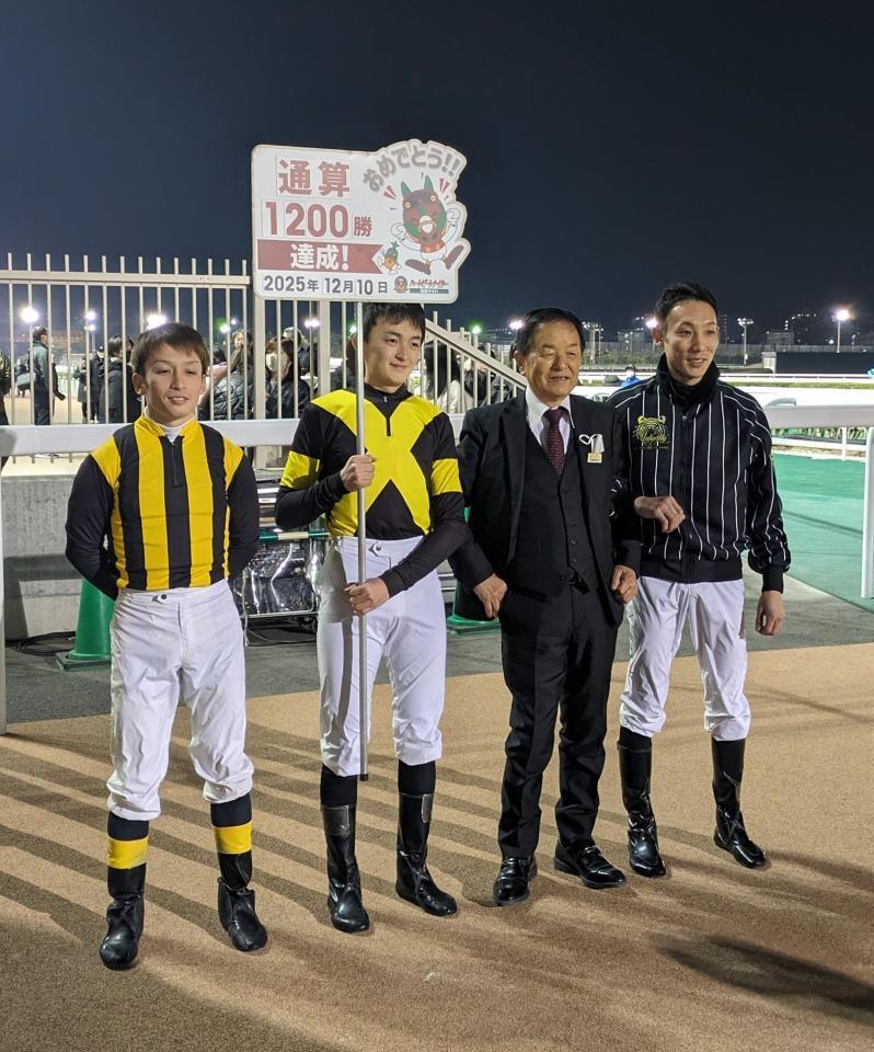 　通算１２００勝を達成し、祝福される矢野義師（右から２人目）