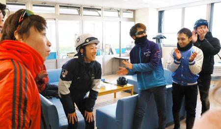 　合格の瞬間、騎手仲間からお祝いされる藤岡佑（左から２人目）＝撮影・石湯恒介