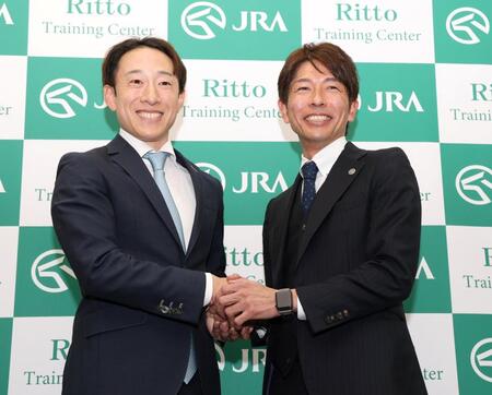　調教師試験に合格し、笑顔で握手を交わす藤岡佑（左）と和田竜（撮影・中田匡峻）