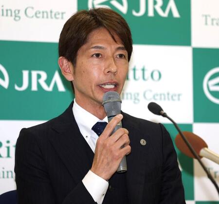 　調教師試験に合格し、会見をする和田竜（撮影・中田匡峻）