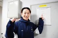 　調教師試験合格を喜ぶ藤岡佑（撮影・中田匡峻）