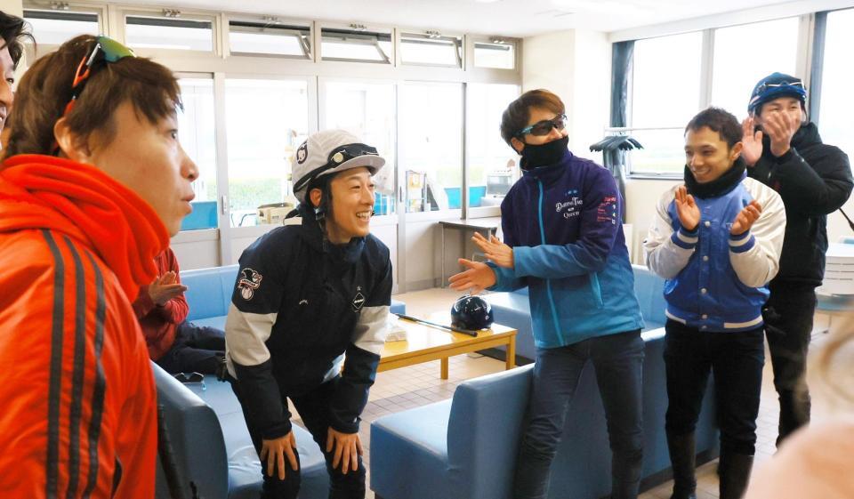 　合格の瞬間、騎手仲間からお祝いされる藤岡佑（左から２人目）＝撮影・石湯恒介