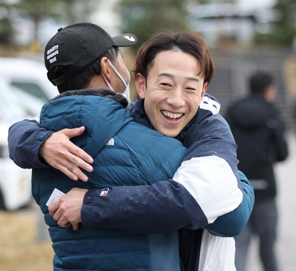 　調教師試験に合格し、関係者と抱き合って喜ぶ藤岡佑（撮影・中田匡峻）