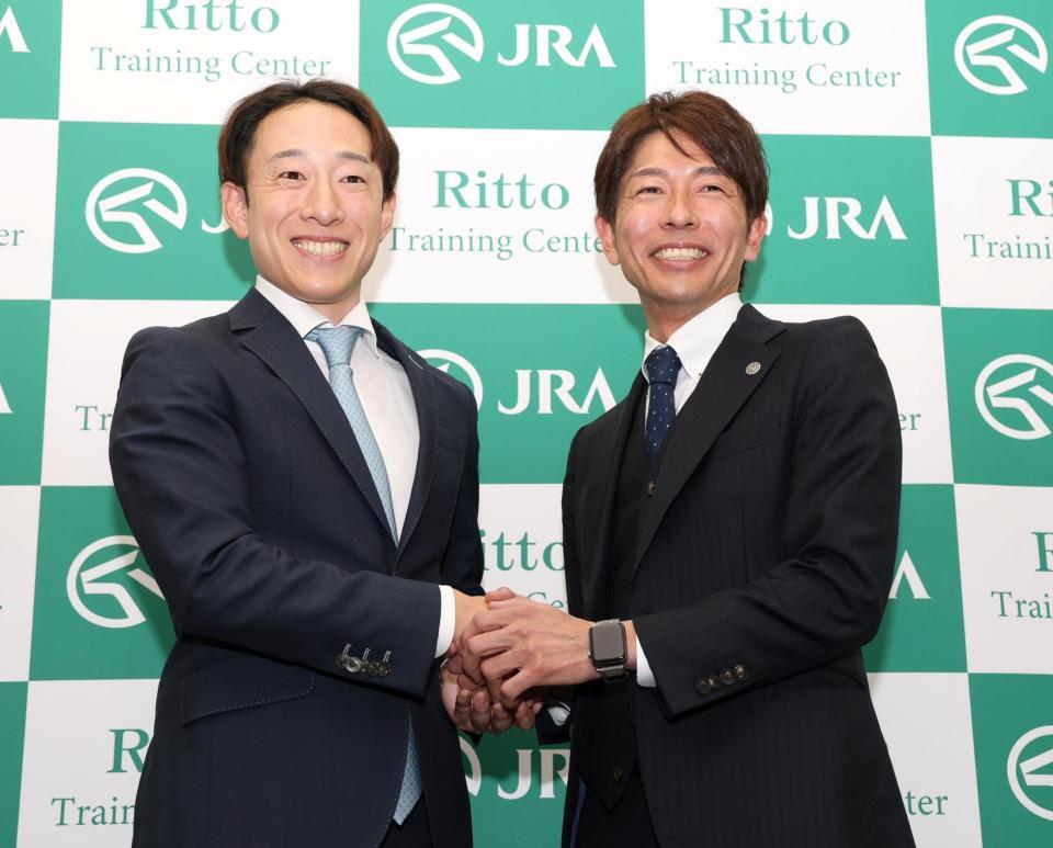 　調教師試験に合格し、笑顔で握手を交わす藤岡佑（左）と和田竜（撮影・中田匡峻）