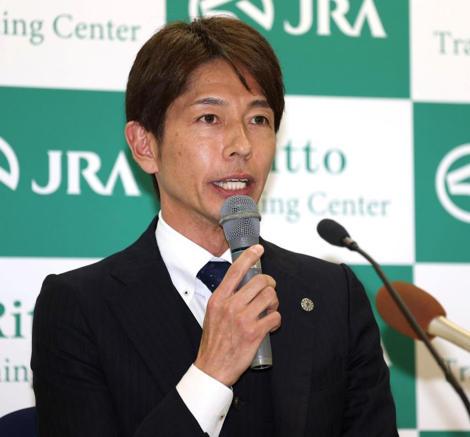 　調教師試験に合格し、会見をする和田竜（撮影・中田匡峻）