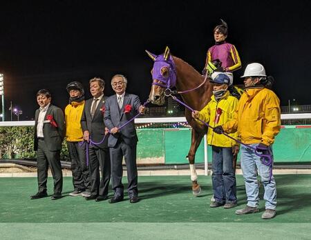 　主戦・張田昂を背にファンへ別れの挨拶をするカジノフォンテンと関係者（左から４人目が吉橋興生オーナー）＝撮影・村上英明