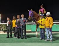 　主戦・張田昂を背にファンへ別れの挨拶をするカジノフォンテンと関係者（左から４人目が吉橋興生オーナー）＝撮影・村上英明