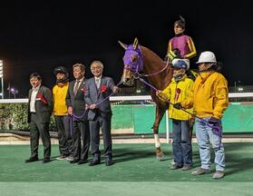 　主戦・張田昂を背にファンへ別れの挨拶をするカジノフォンテンと関係者（左から４人目が吉橋興生オーナー）＝撮影・村上英明