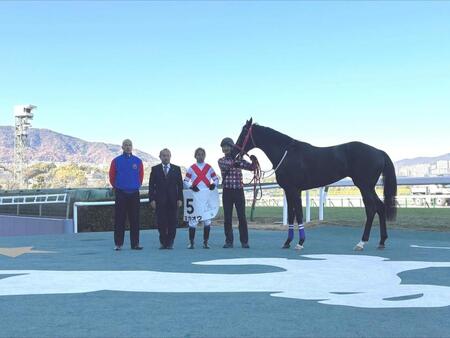 　初勝利を飾ったヨカオウと手綱を取った岩田康