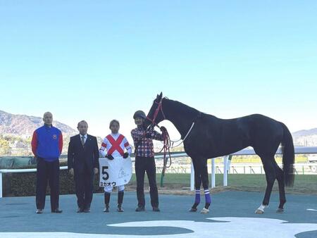 　初勝利を飾ったヨカオウと手綱を取った岩田康