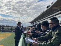 　中山２Ｒをイッテラッシャイで勝利し、即席サイン会を行った堀江貴文氏