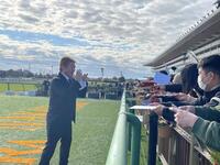 　中山２Ｒをイッテラッシャイで勝利し、即席サイン会を行った堀江貴文氏