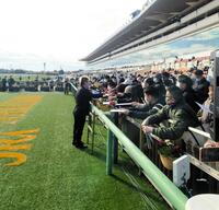 　イッテラッシャイ・ファンにサインする堀江氏