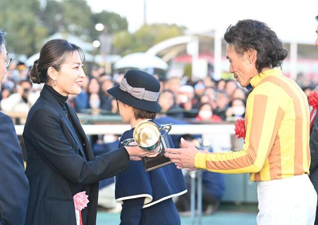 中京競馬場降臨 美人女優にSNS騒然