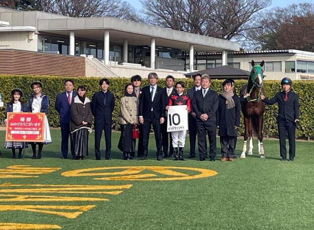 ホリエモンこと堀江貴文氏 金髪スーツで即席サイン会！JRA初勝利で
