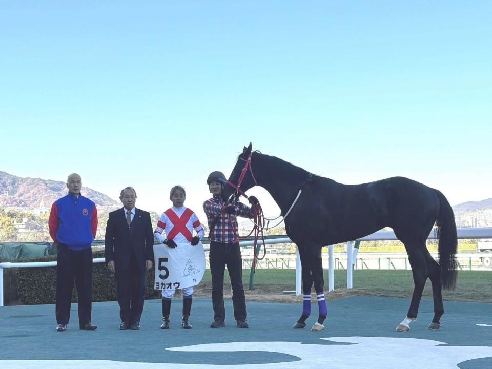 　初勝利を飾ったヨカオウと手綱を取った岩田康