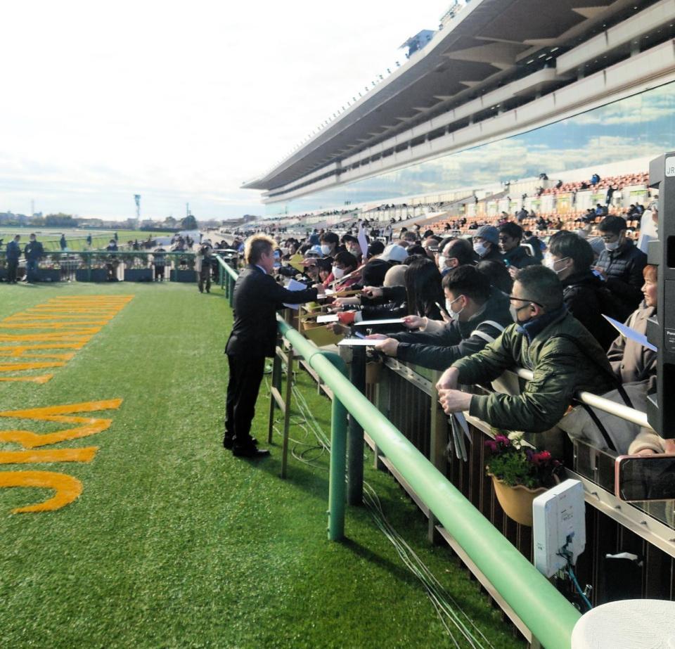 　イッテラッシャイ・ファンにサインする堀江氏