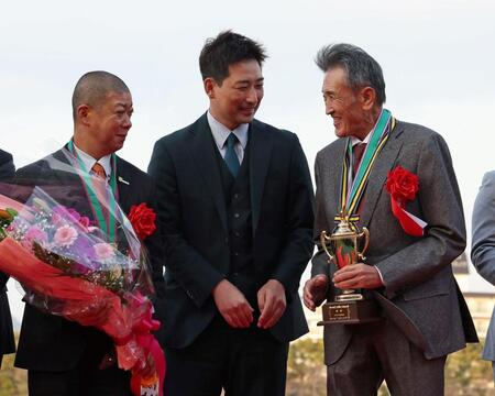 　阪神ＪＦをスターアニスで制した関係者らと言葉を交わす岩崎（中央）＝撮影・中田匡峻