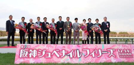 　阪神ＪＦをスターアニスで制した関係者らと写真に納まる岩崎（左から７人目）、坂本（同９人目）、石井（同１１人目）＝撮影・中田匡峻