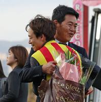 　阪神ＪＦをスターアニスで制した松山（手前）は関係者と抱擁を交わす（撮影・中田匡峻）