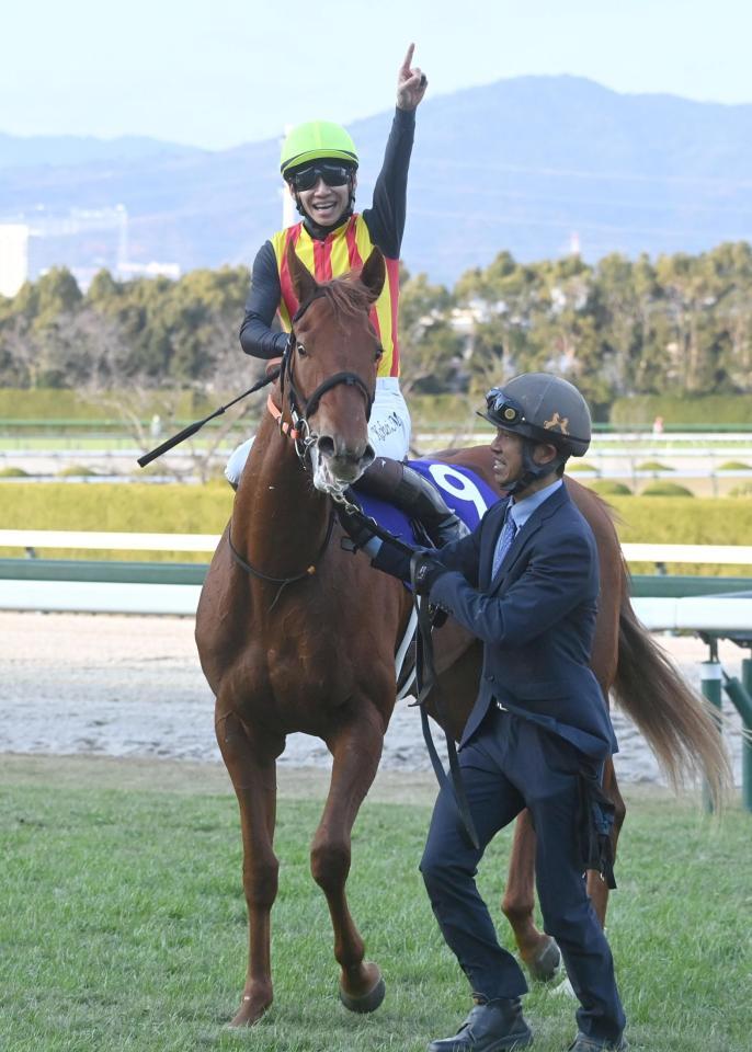 　阪神ＪＦをスターアニスで制し、手を挙げて喜ぶ松山
