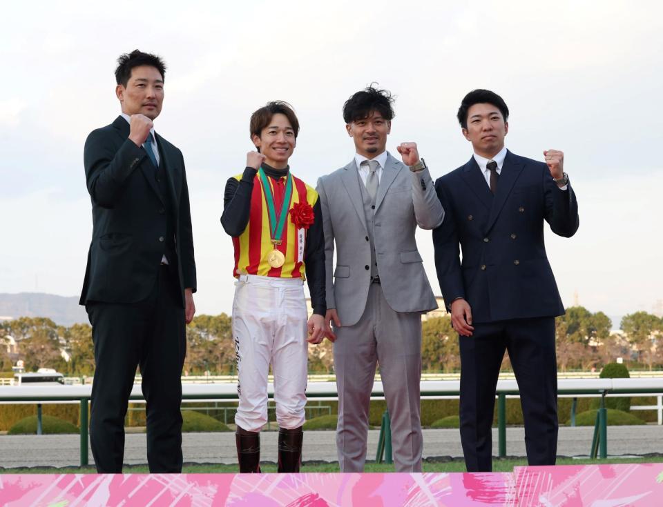 　阪神ＪＦをスターアニスで制した松山と写真に納まる岩崎（左）、坂本（同３人目）、石井（同４人目）＝撮影・中田匡峻