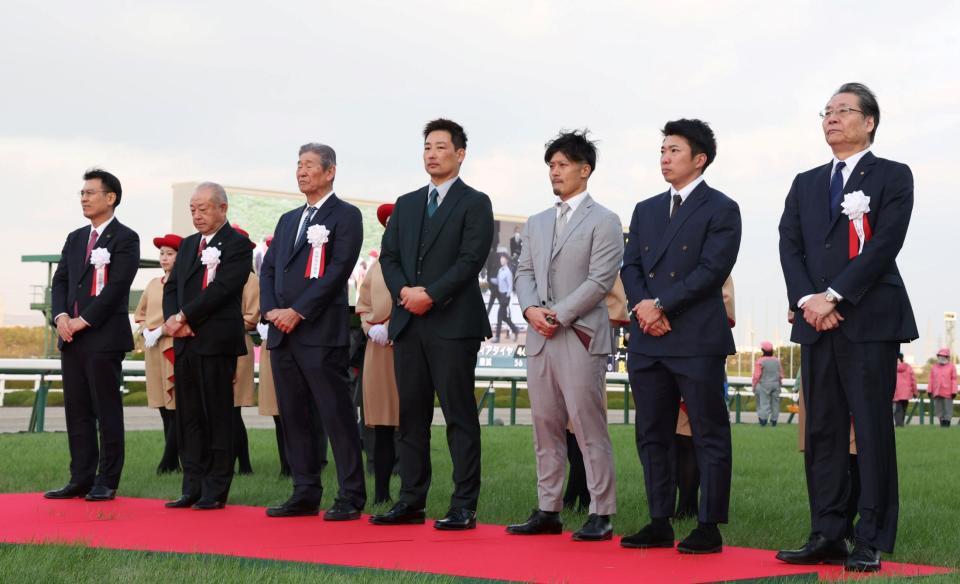 　阪神ＪＦのプレゼンターを務めた石井（右から２人目）、坂本（同３人目）、岩崎（同４人目）＝撮影・中田匡峻