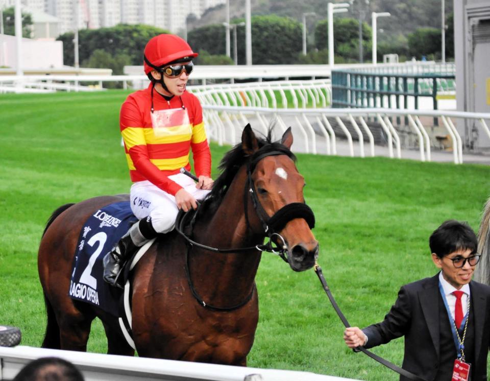 　香港Ｃで２着に終わって引き揚げるベラジオオペラ（撮影・井上達也）