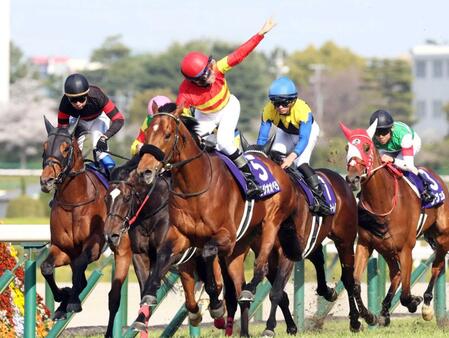　大阪杯連覇を果たしたベラジオオペラ（中央）＝２５年４月６日