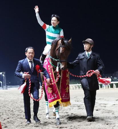 　観衆に最後の別れをするライトウォーリア