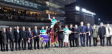 　引退するライトウォーリアを中心に記念写真に納まる関係者