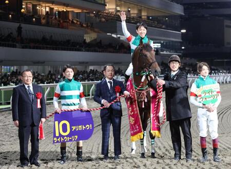 　引退するライトウォーリアを中心に記念写真に納まる関係者