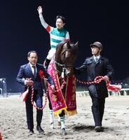 　観衆に最後の別れをするライトウォーリア