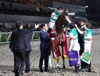 　吉原寛ら騎手から頭をなでられるライトウォーリア