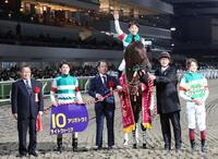 　引退するライトウォーリアを中心に記念写真に納まる関係者