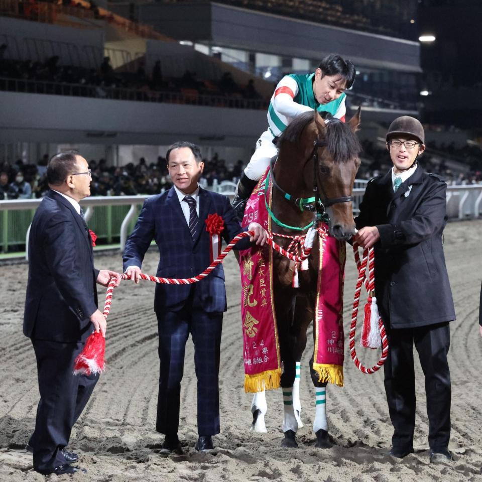 　吉原寛から頭をなでられるライトウォーリア