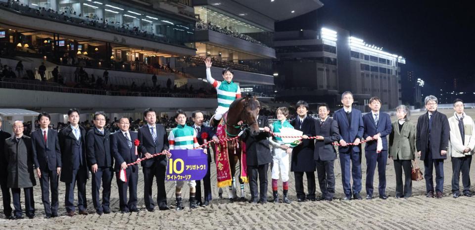 　引退するライトウォーリアを中心に記念写真に納まる関係者