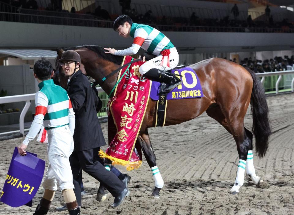 　引退するライトウォーリアの頭をなでる吉原寛