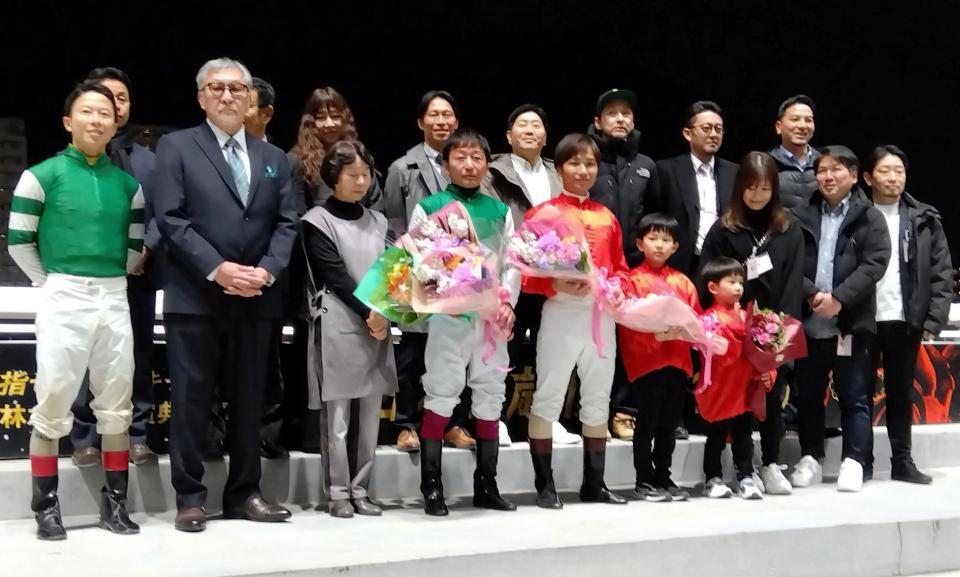 　今野忠（中央左）、山崎誠（中央右）が引退セレモニーを行った