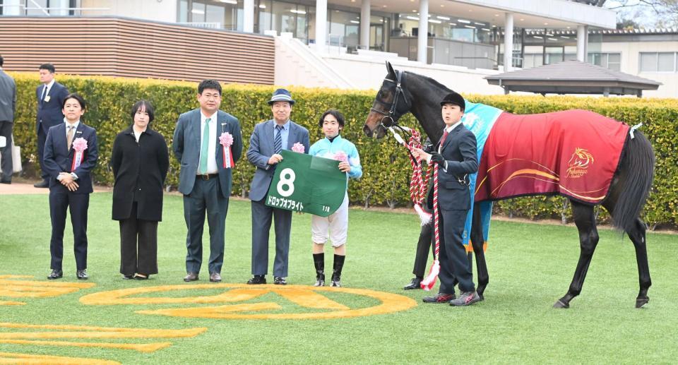 　ターコイズＳを制したドロップオブライトと松若（撮影・持木克友）