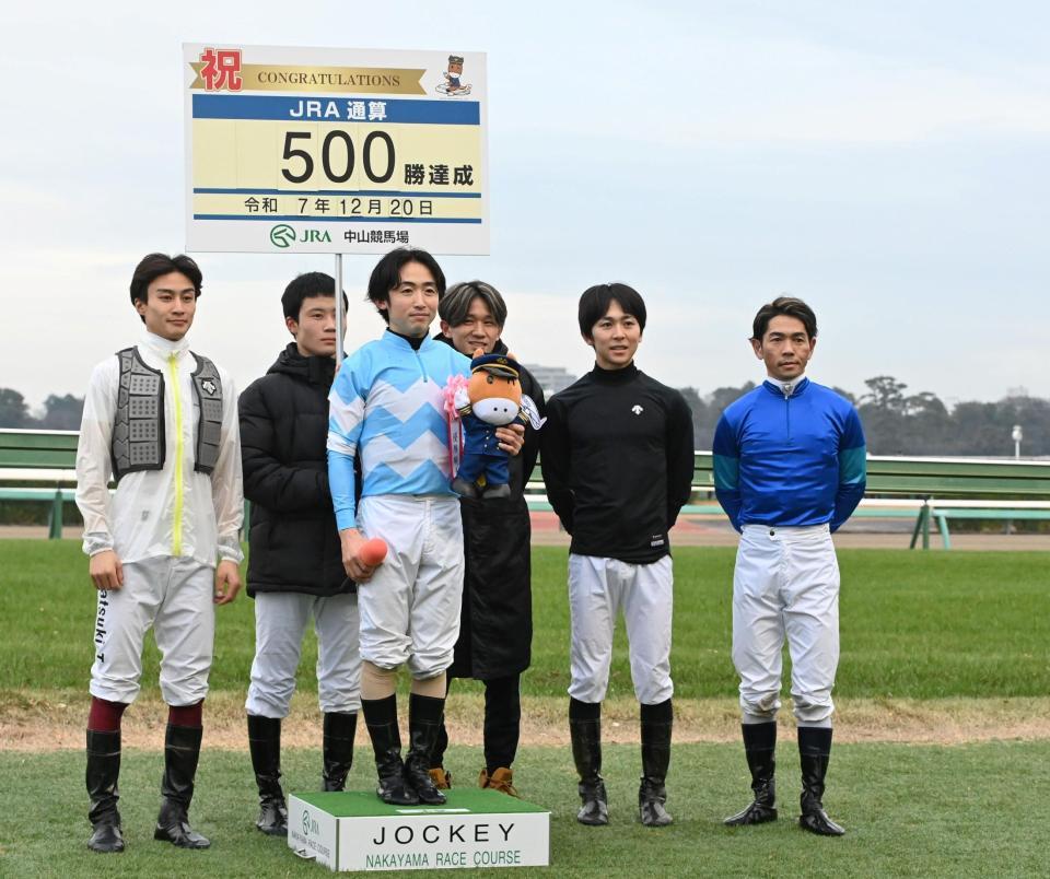 　ターコイズＳをドロップオブライトで制し、ＪＲＡ通算５００勝を挙げ、騎手仲間と写真に納まる松若風馬（撮影・持木克友）