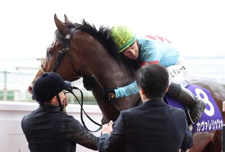 　１１Ｒ、朝日杯をカヴァレリッツォで制し、寄り添うクリスチャン・デムーロ（撮影・中田匡峻）