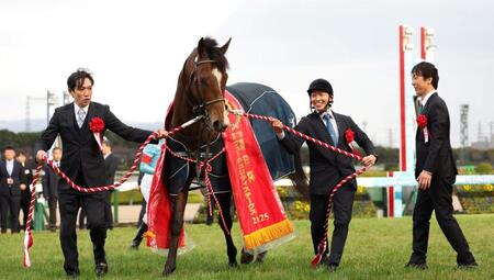 　１１Ｒ、朝日杯を制したカヴァレリッツォ（撮影・中田匡峻）
