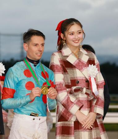 　クリスチャン・デムーロ（左）と記念写真に納まるゆうちゃみ（撮影・石湯恒介）