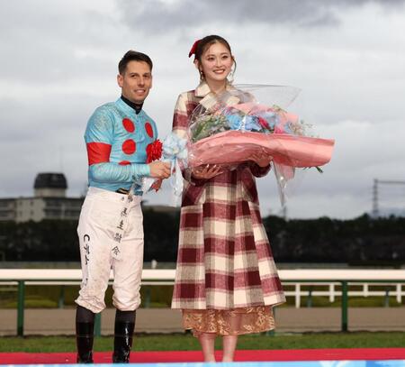 　１１Ｒ、カヴァレリッツォで朝日杯を制したクリスチャン・デムーロ（左）とプレゼンターのゆうちゃみ（撮影・中田匡峻）