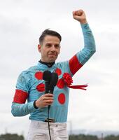 　１１Ｒ、朝日杯をカヴァレリッツォで制し、インタビューで拳を突き上げるクリスチャン・デムーロ（撮影・中田匡峻）